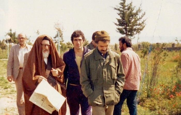 تصویری از روحانی آزادیخواه به همراه فرزندش