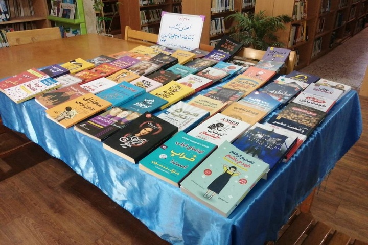 اهدای ۱۴۰ میلیون ریال کتاب توسط بانوی خیر اسفراینی به کتابخانه عمومی امام خمینی(ره)