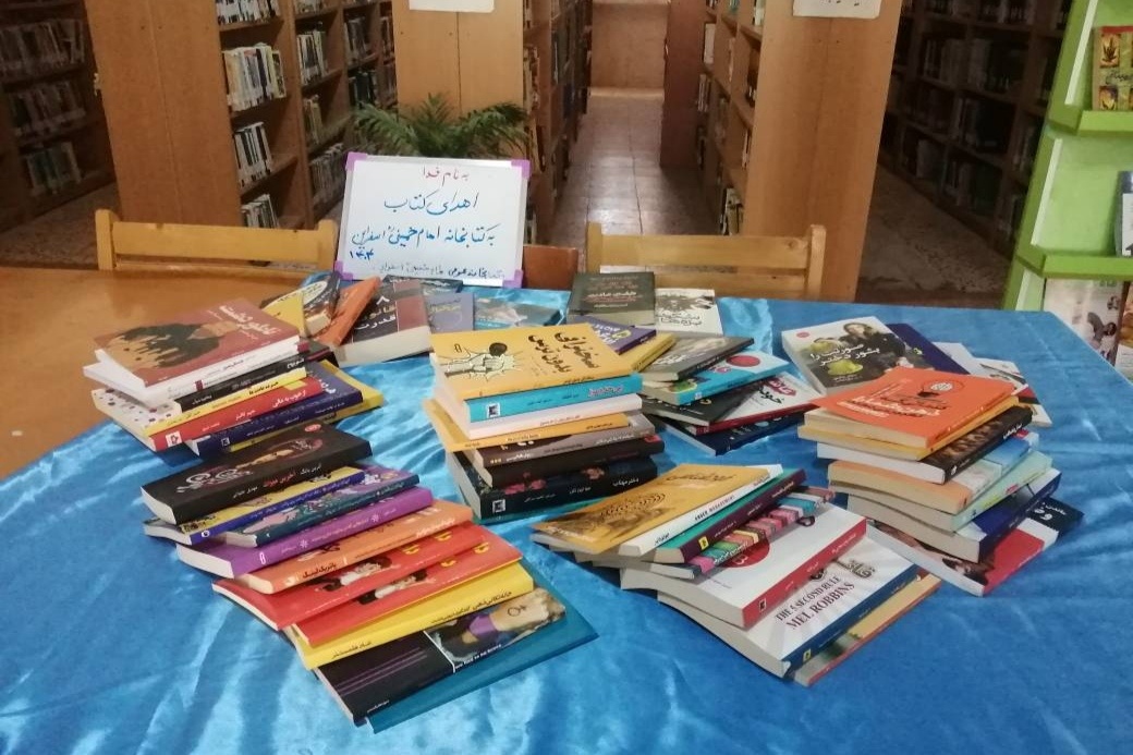 اهدای ۱۴۰ میلیون ریال کتاب توسط بانوی خیر اسفراینی به کتابخانه عمومی امام خمینی(ره)