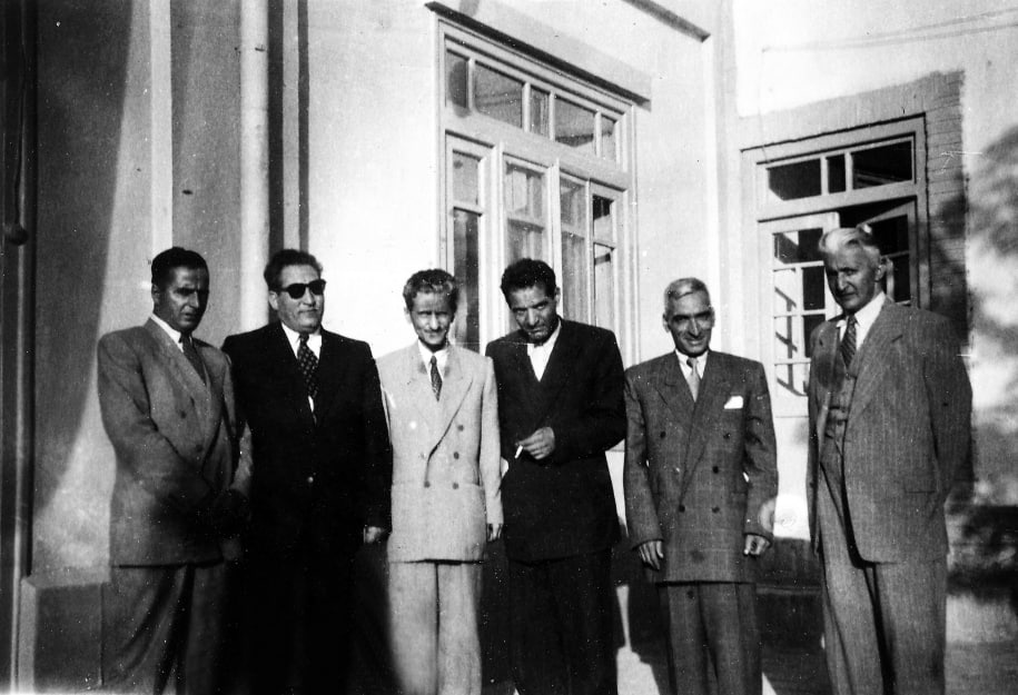 تصویر حضور «شهریار» در منزل «فرخ خراسانی» در مشهد