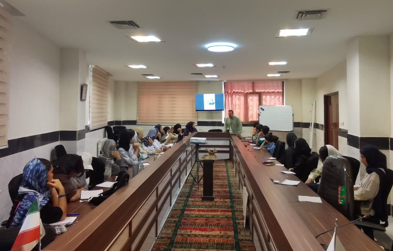 کارگاه تخصصی «شعر سرایی خلاق» در اراک برگزار شد