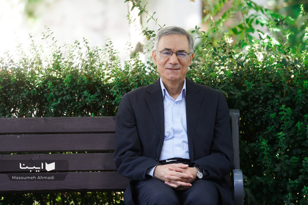 تأکید بر تولید نظریههای «بومی»، خطرناک است/هوش مصنوعی خلاقیت ادبی را نابود کرده است