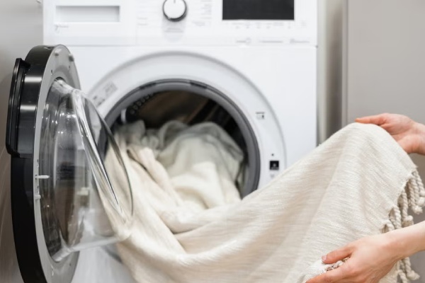 چرا بعضی پارچهها زود چروک میشوند؟ راهنمای انتخاب پارچههای بادوام