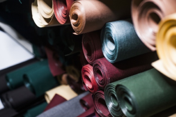 چرا بعضی پارچه‌ها زود چروک می‌شوند؟ راهنمای انتخاب پارچه‌های بادوام