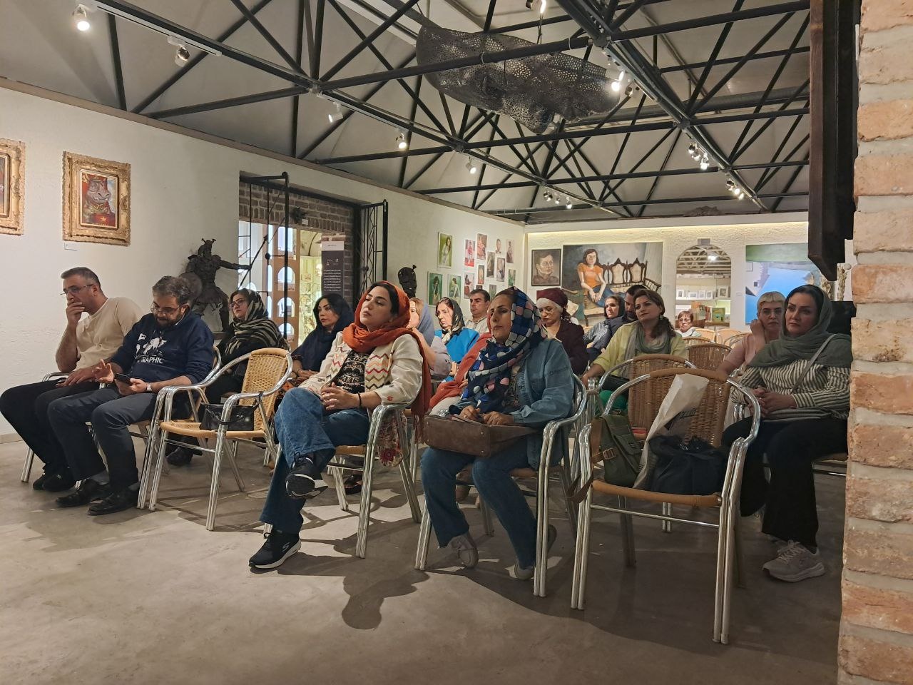 «ماه غمگین، ماه سرخ»؛ روایت تاریخ از دریچه ادبیات