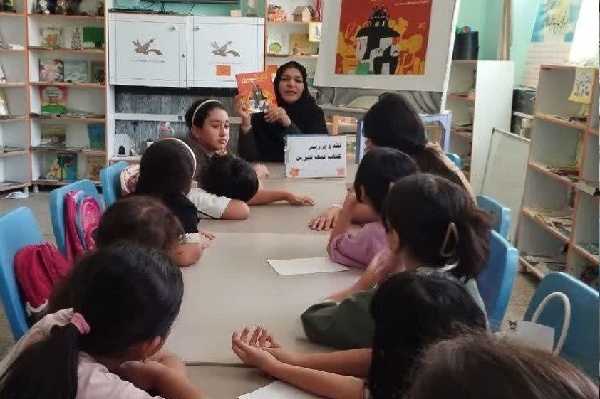 کتاب نمک شیرین در مرکز فرهنگی هنری ایوان نقد و بررسی شد