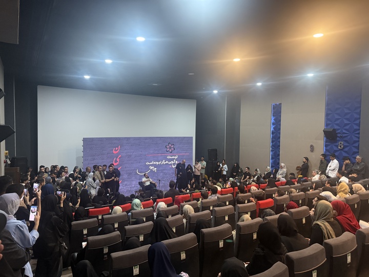 تلاش کرده‌ام اوضاع جهان را عادی‌تر نشان دهم