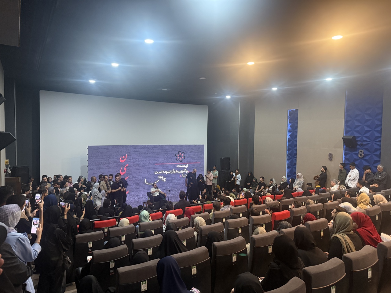 تلاش کرده‌ام اوضاع جهان را عادی‌تر نشان دهم