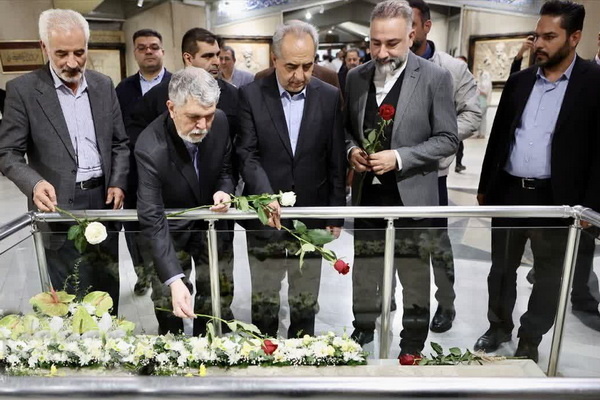 وزیر ارشاد به مزار استاد شهریار در تبریز ادای احترام کرد