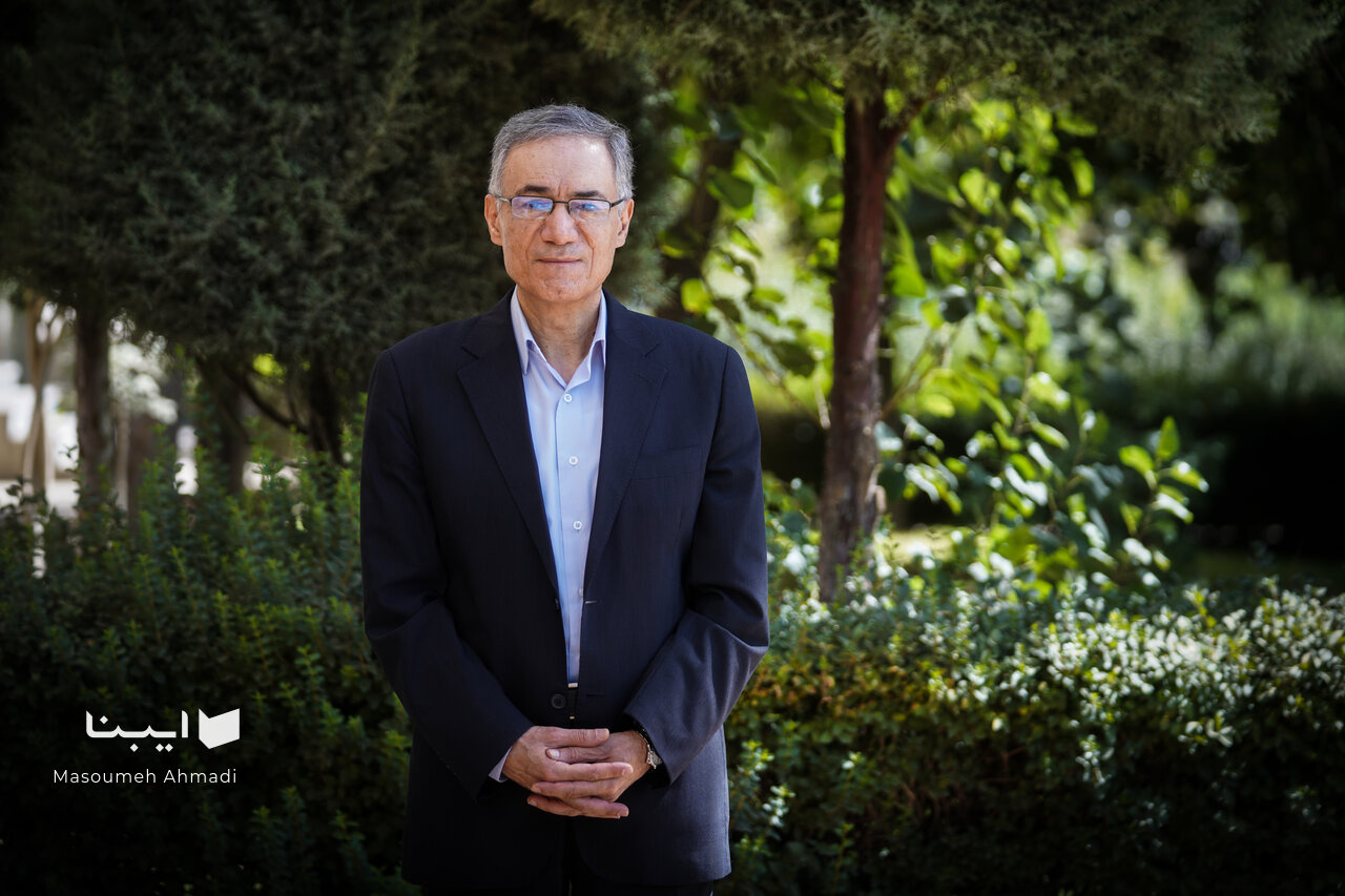 تأکید بر تولید نظریههای «بومی»، خطرناک است/هوش مصنوعی خلاقیت ادبی را نابود کرده است