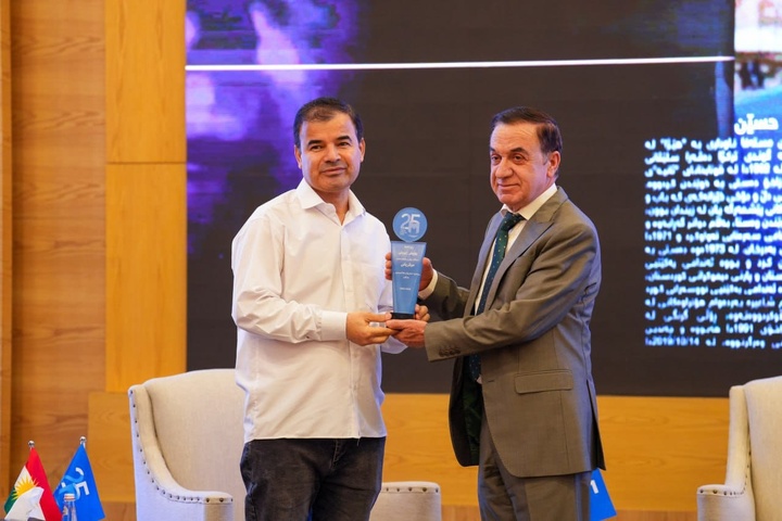 جایزه یک ربع قرن ترجمه ادبیات کرد به مریوان حلبچه‌ای اهدا شد