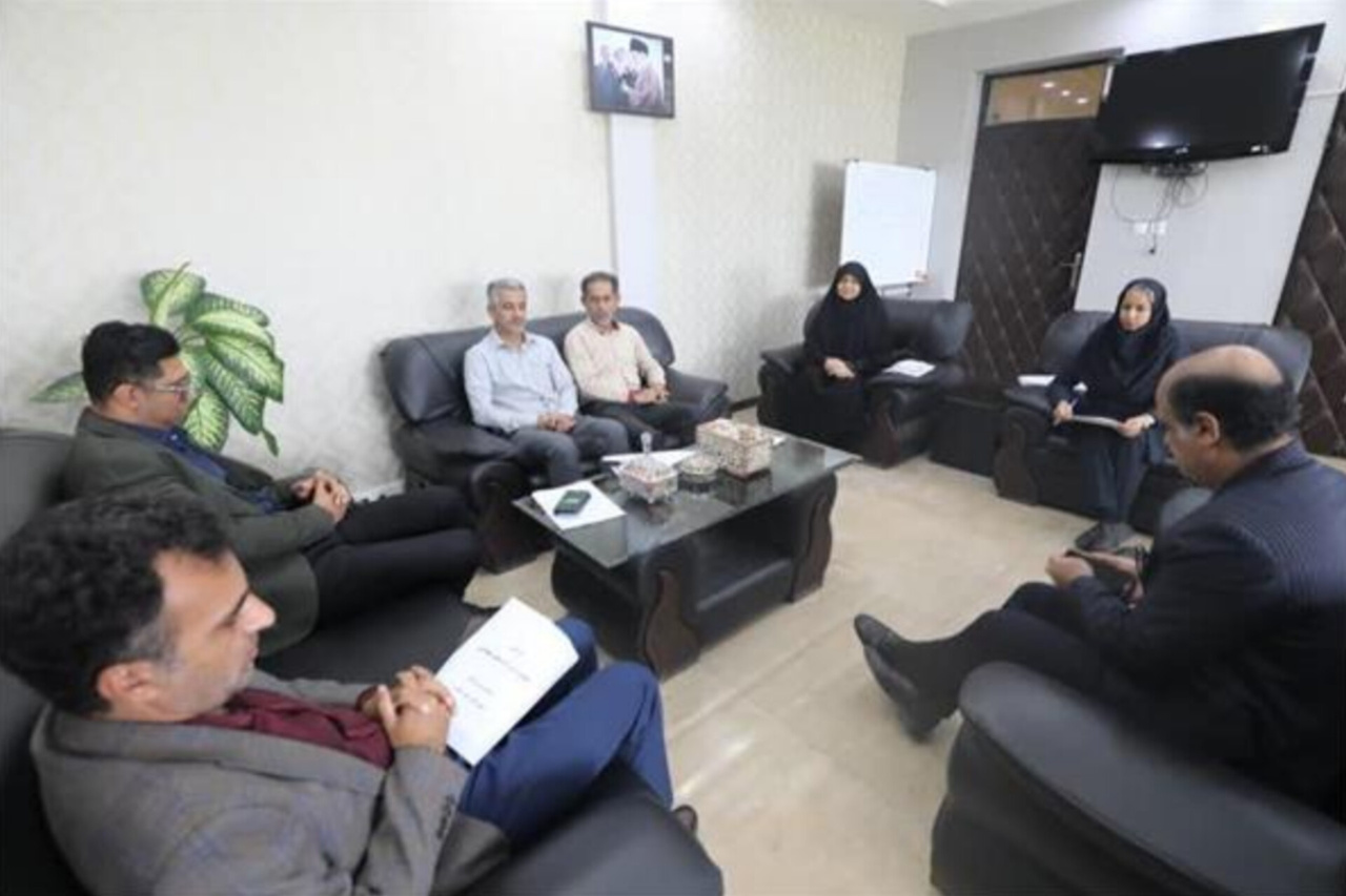 نشست هم‌اندیشی «جایزه بزرگ بهمنی» در بندرعباس برگزار شد