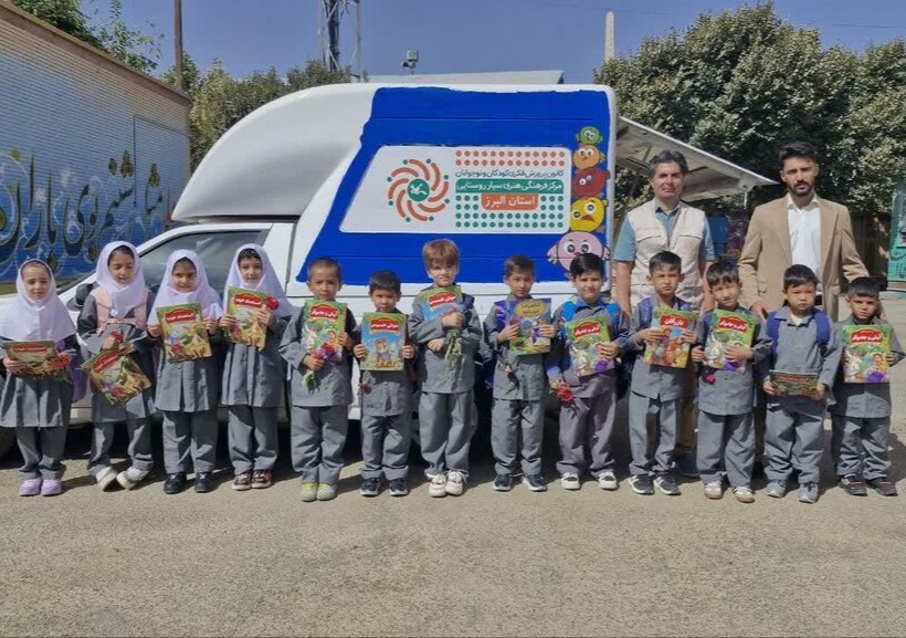 حضور کتابخانه سیار کانون پرورش فکری البرز در جشن شکوفه‌ها