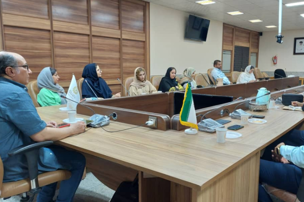 نشست بررسی و خوانش اشعار ادبیات پایداری در بندرعباس برگزار شد