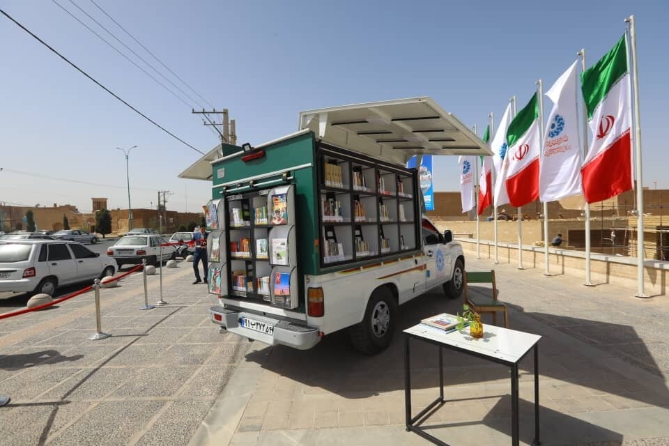نخستین کتابخانه سیار شهرستان یزد رونمایی شد