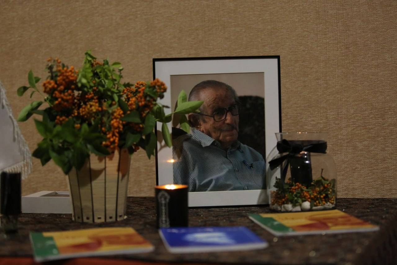 دوستان پرهام از عشق او به حافظ و ایران گفتند