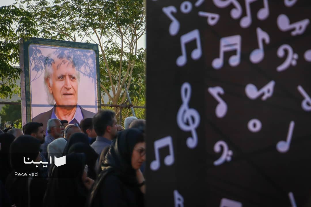 مراسم خاکسپاری احمد پژمان در لار برگزار شد