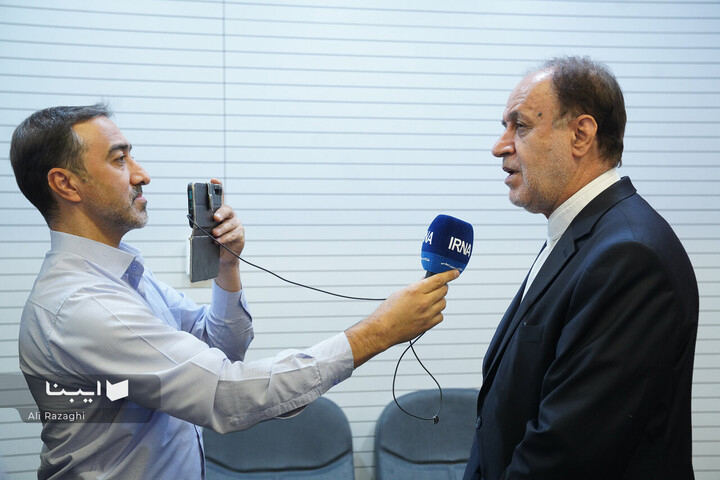 رونمایی از پوستر کتاب سال دفاع مقدس