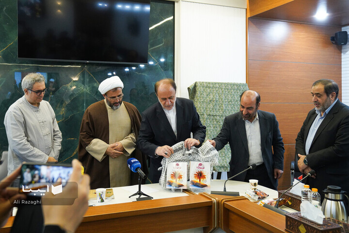 رونمایی از پوستر کتاب سال دفاع مقدس