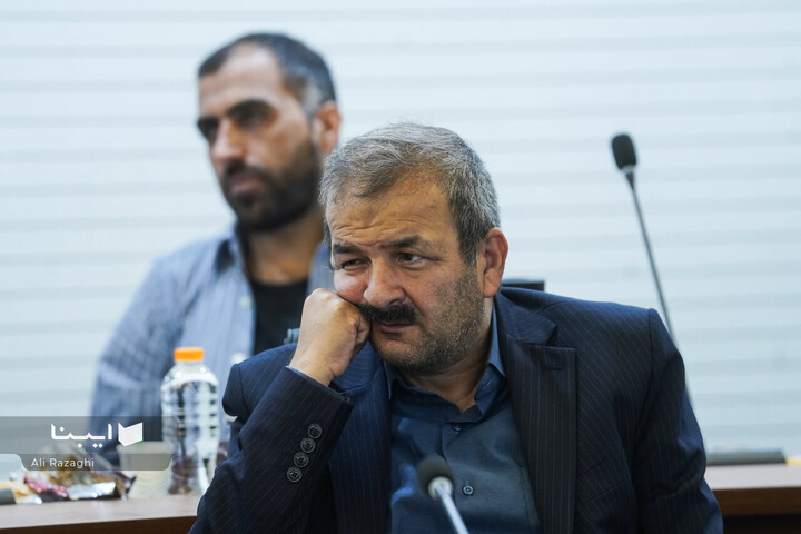 رونمایی از پوستر کتاب سال دفاع مقدس