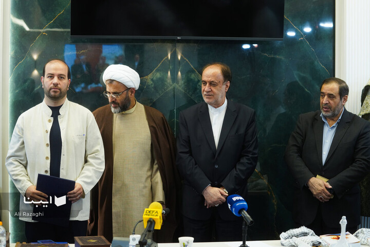 رونمایی از پوستر کتاب سال دفاع مقدس