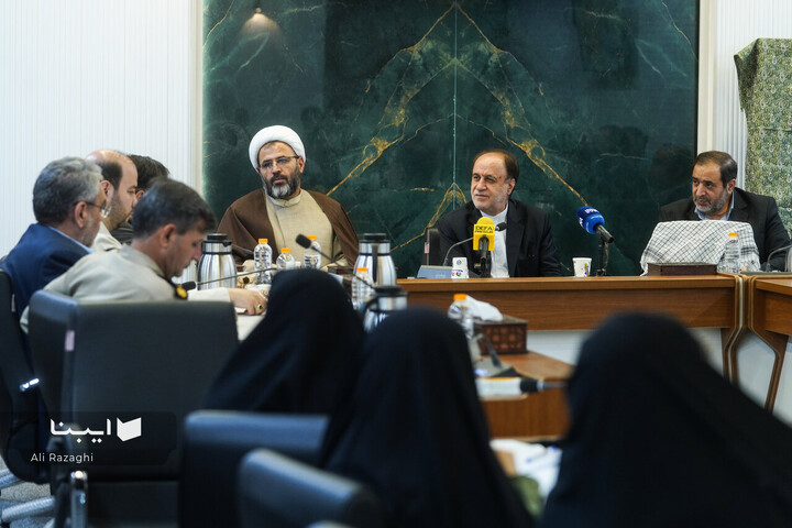 رونمایی از پوستر کتاب سال دفاع مقدس