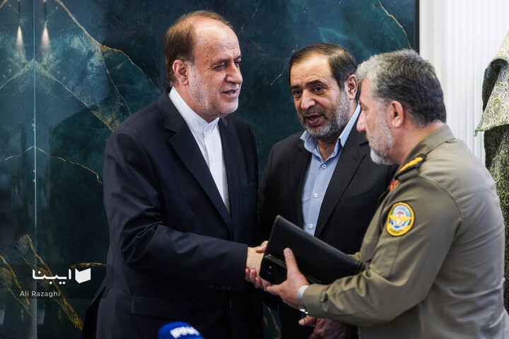 رونمایی از پوستر کتاب سال دفاع مقدس