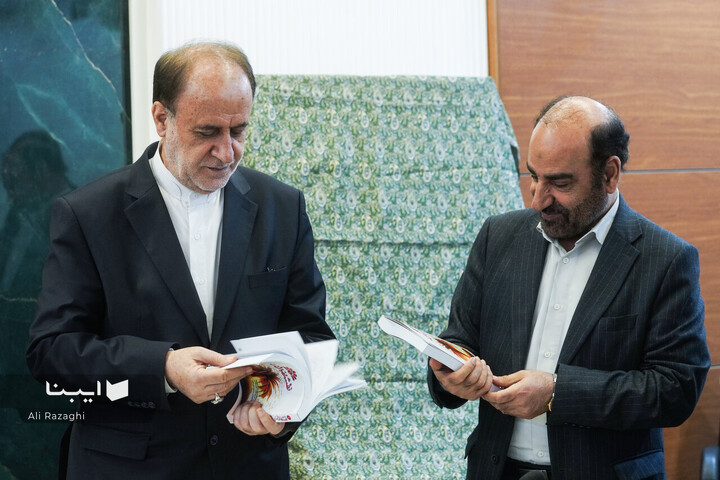 رونمایی از پوستر کتاب سال دفاع مقدس