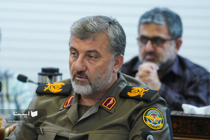 رونمایی از پوستر کتاب سال دفاع مقدس