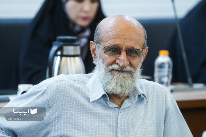 رونمایی از پوستر کتاب سال دفاع مقدس