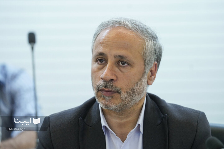 رونمایی از پوستر کتاب سال دفاع مقدس