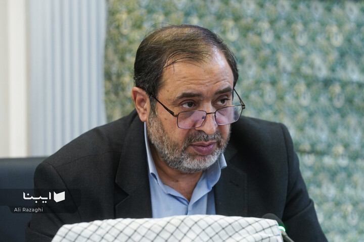 رونمایی از پوستر کتاب سال دفاع مقدس