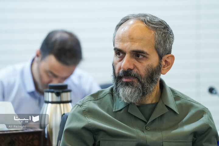 رونمایی از پوستر کتاب سال دفاع مقدس