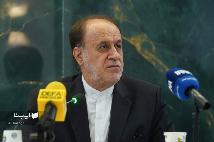 رونمایی از پوستر کتاب سال دفاع مقدس