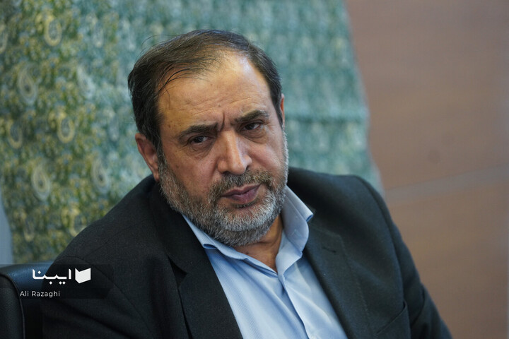 رونمایی از پوستر کتاب سال دفاع مقدس