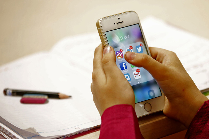 تهدید زبان فارسی و گویش‌های محلی کودکان در برابر فضای مجازی