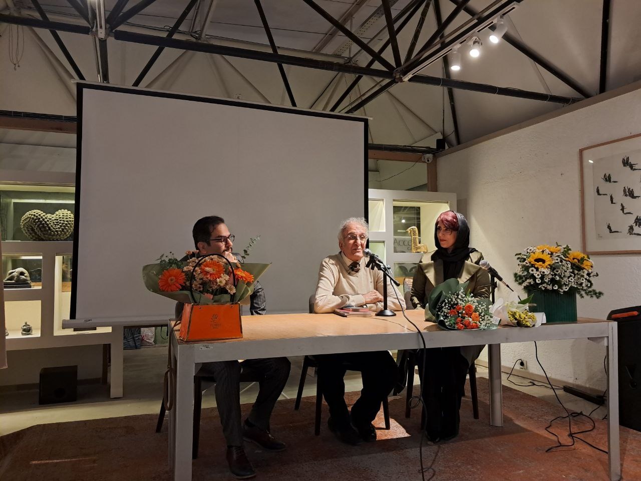 ترجمه باید به واژگان وفادار بماند؛ مترجم نمی‌تواند از اصل متن فاصله بگیرد