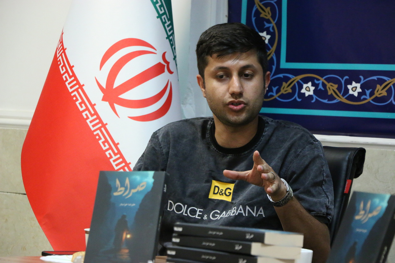 ادبیات ابزار ثبت، دفاع یا تعلیم یک اندیشه نیست