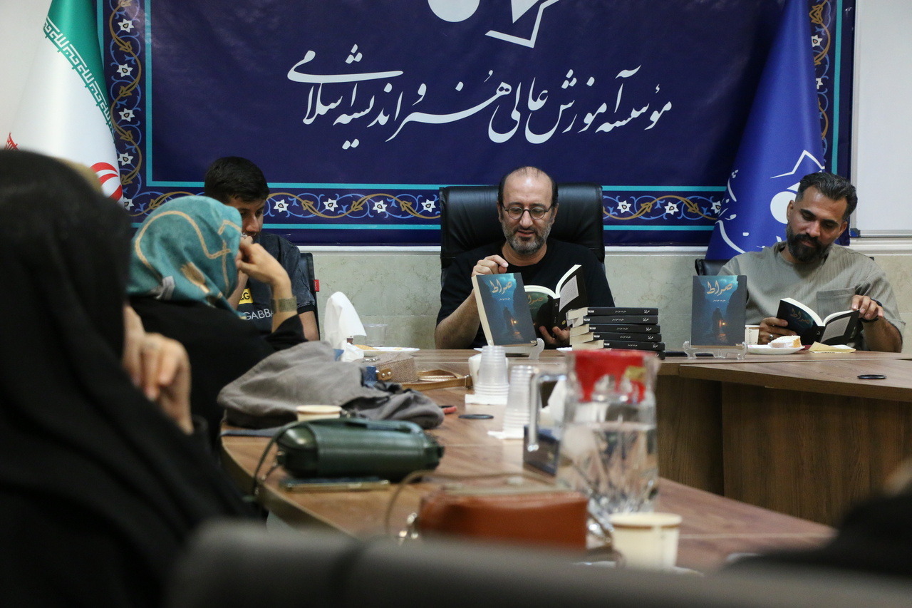 ادبیات ابزار ثبت، دفاع یا تعلیم یک اندیشه نیست