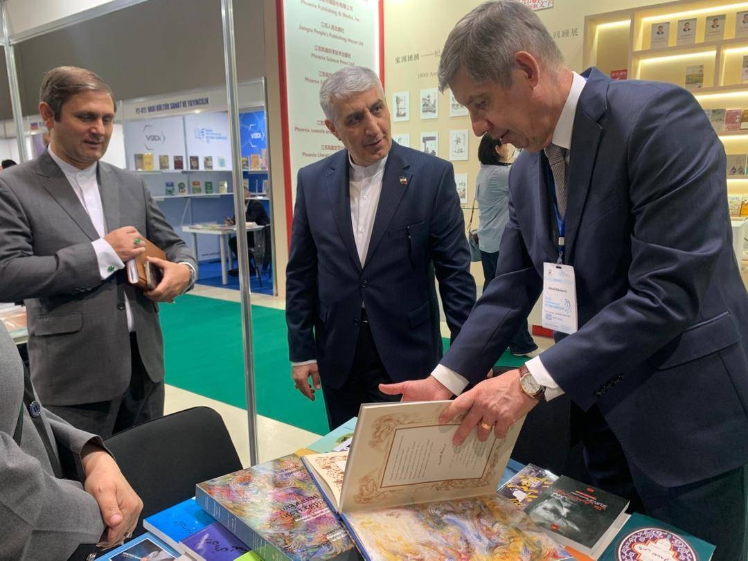 بازدید دیپلمات‌ها و مقامات فرهنگی از غرفه ایران در نمایشگاه بین‌المللی کتاب باکو