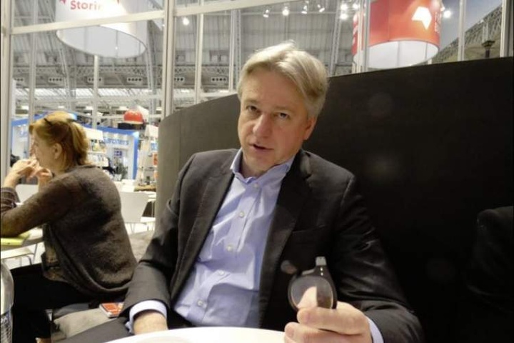 جایی که یک جهان با زبان کتاب گفت‌وگو می‌کنند