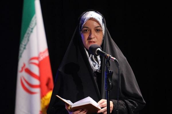 توجه به شعر توجه به ریشه‌های هویتی است