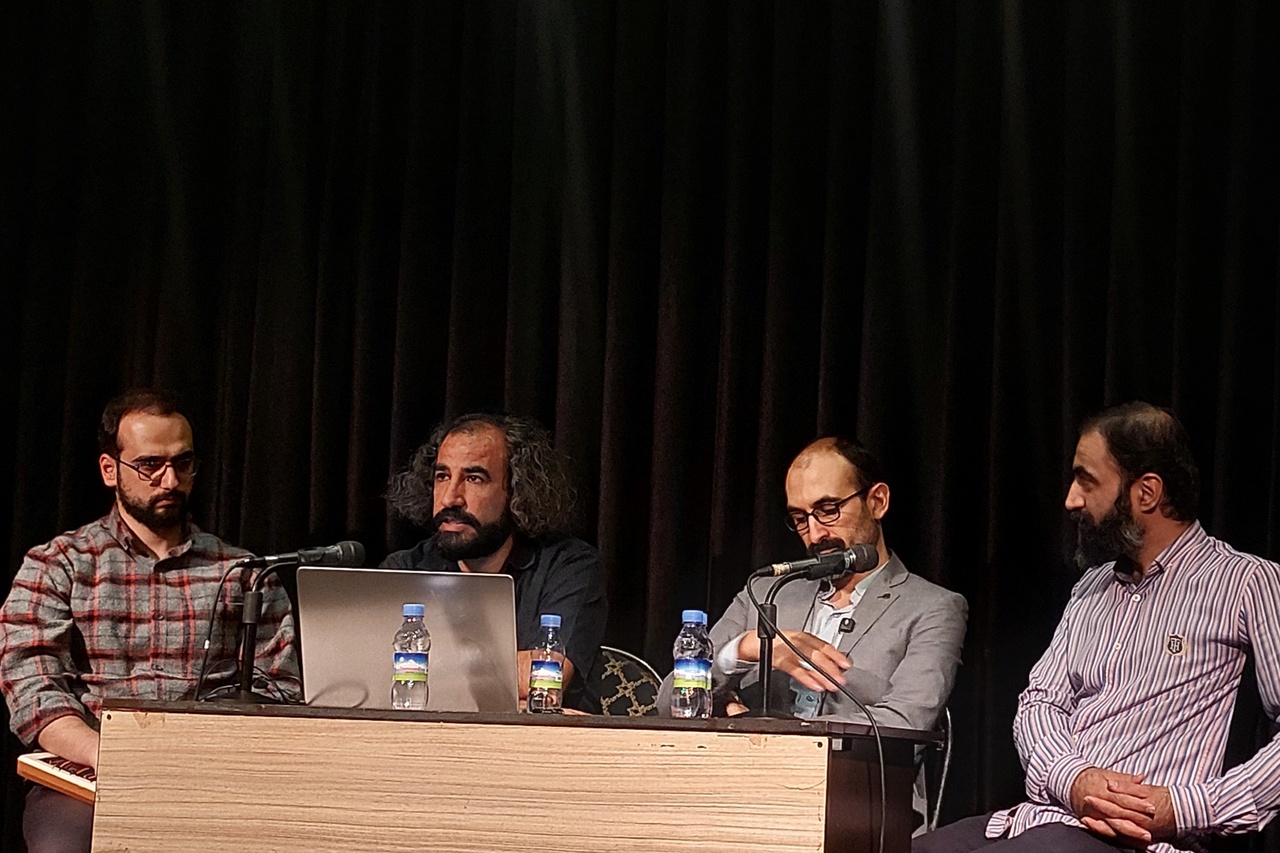 جنگ هنوز در جان شعر فارسی زنده است