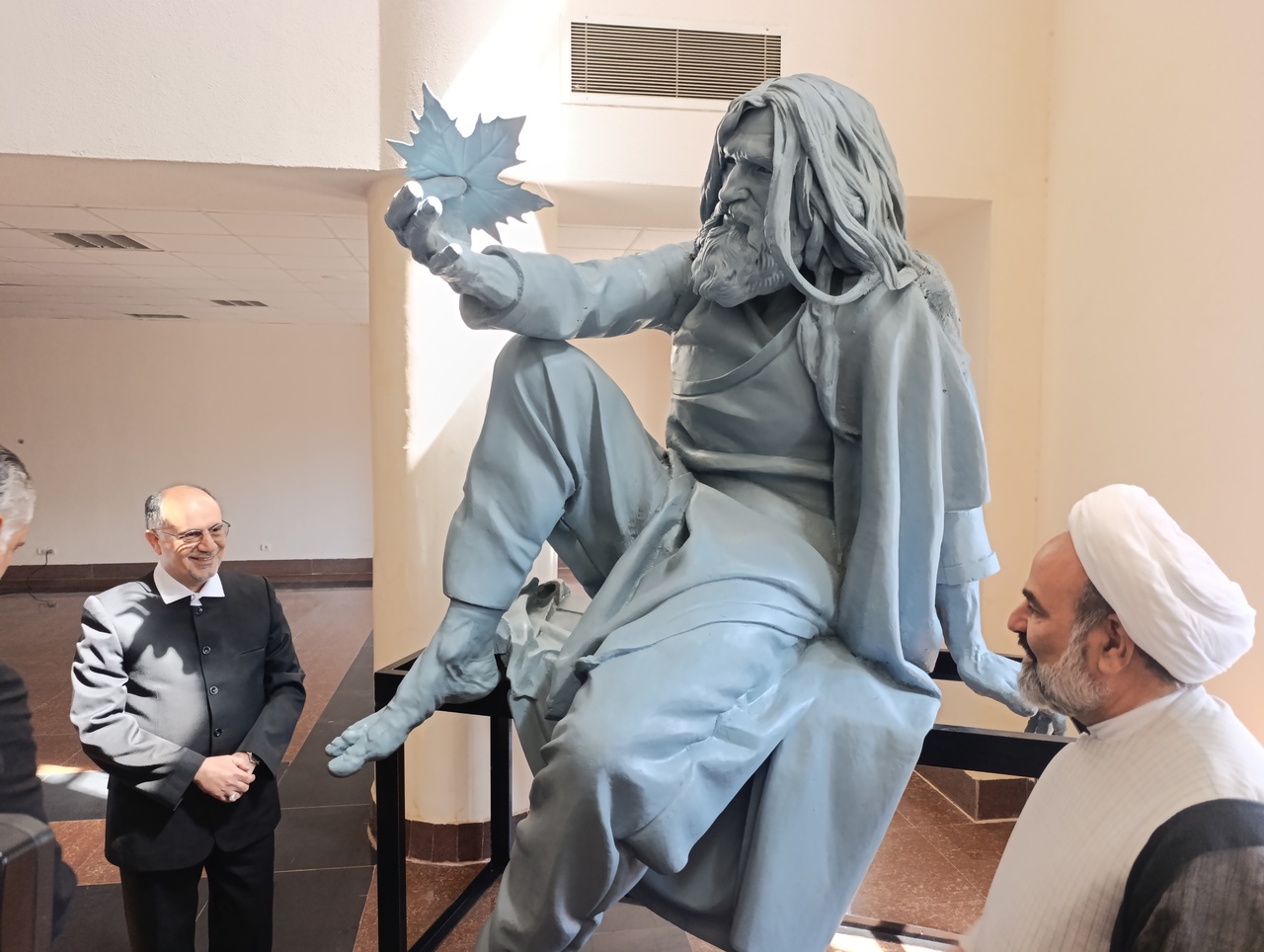 تندیس وحشی بافقی در تالار مرکزی یزد رونمایی شد