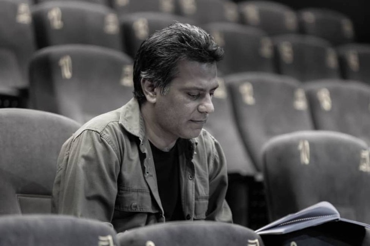 مجتبی جدی «شکستن امواج» را به صحنه می‌آورد