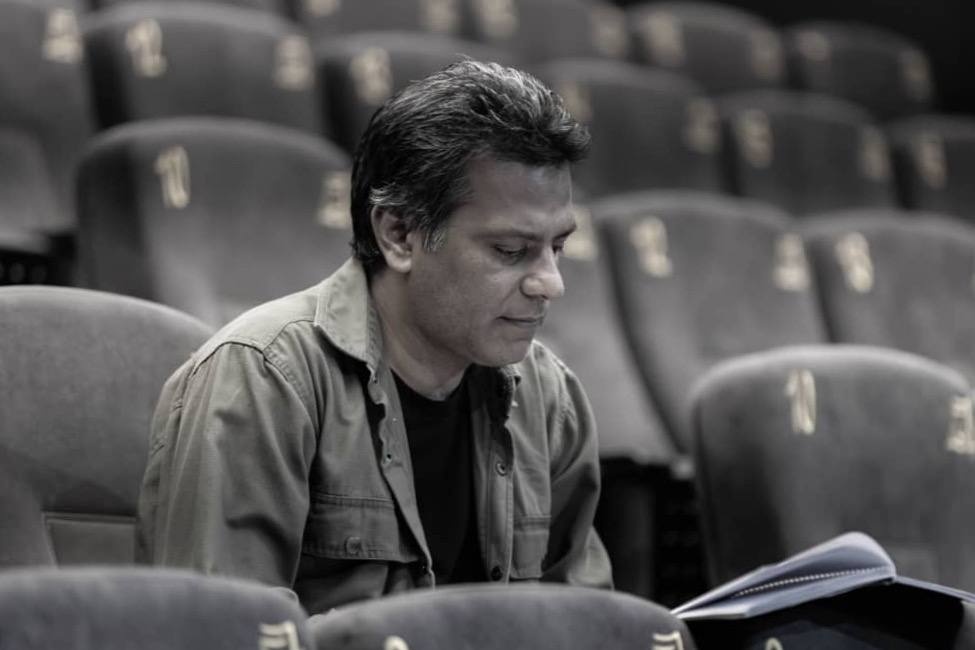 مجتبی جدی «شکستن امواج» را به صحنه می‌آورد