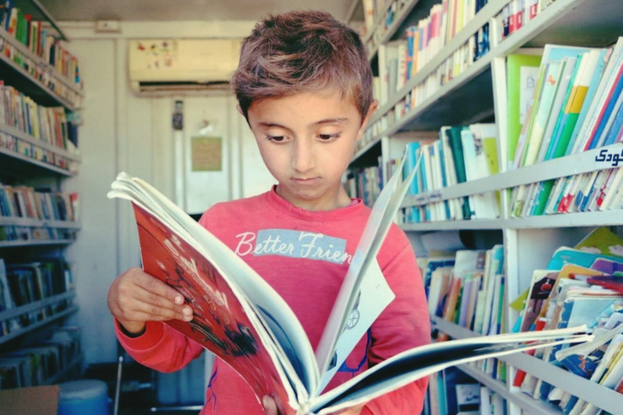 مسافر جاده‌های خاکی و کودکان چشم انتظار کتاب