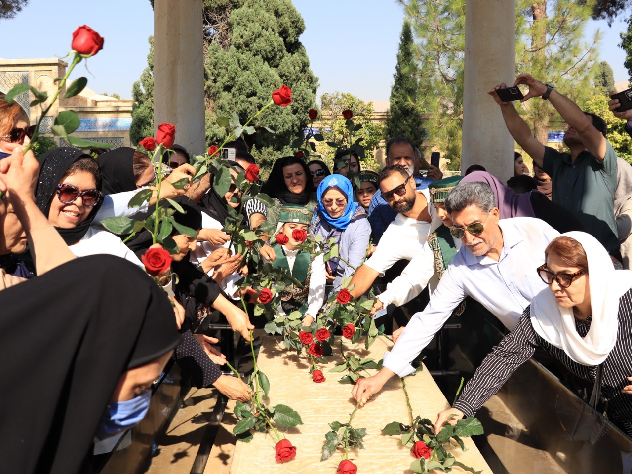 آرامگاه حافظ گلباران شد