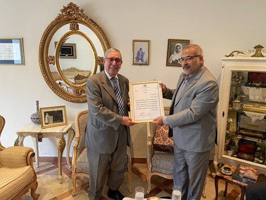 سفیر ایران  از استاد ادبیات فارسی تونس تجلیل کرد