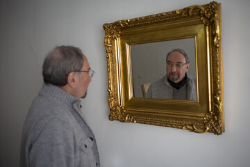 ما از تاریخ درس نمی‌گیریم